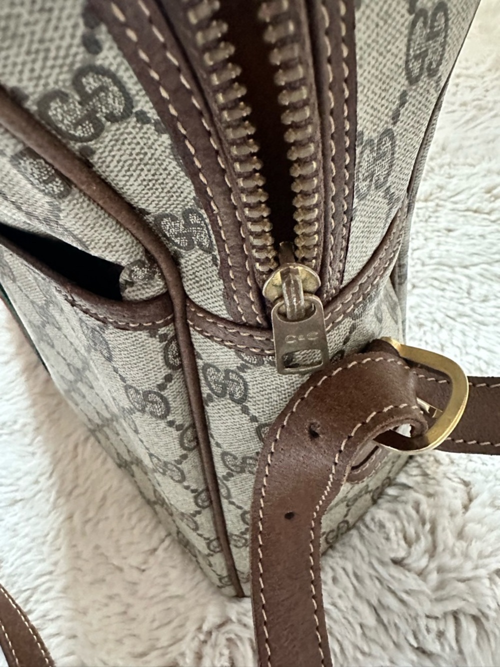 Beis Gucci Beige GG Supreme Messenger with Green & Red Web Stripe - Picture 8 of 10